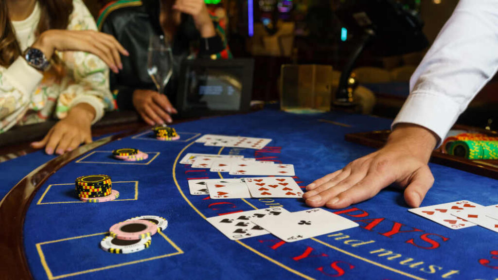 average casino dealer salary