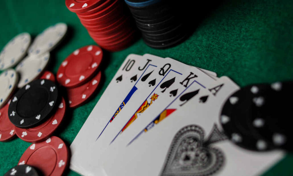 Poker Card Protectors – Do You Need Card Protector When Playing Live?